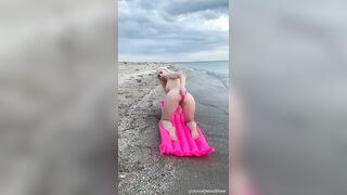 I love anal playing and i like to do it on a beach ????