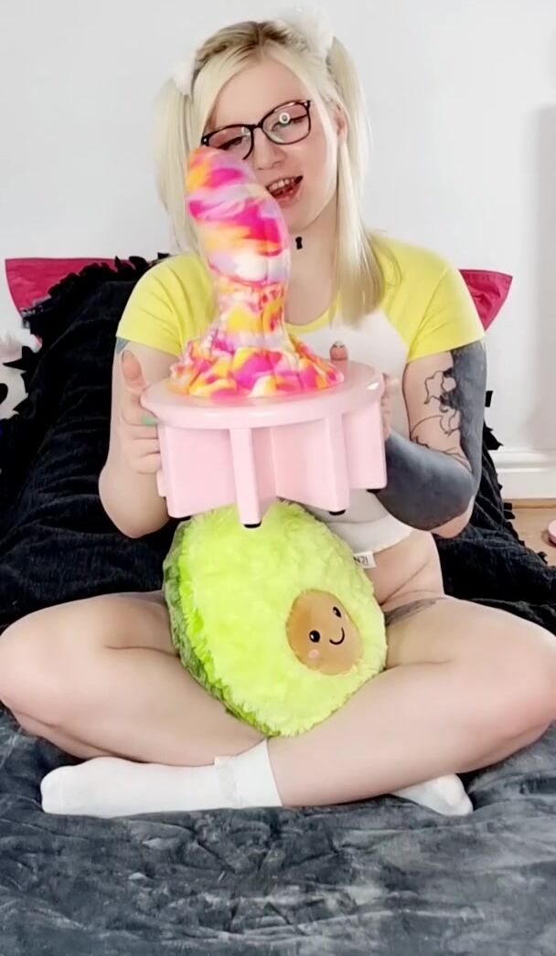 Crackers from Bad Dragon stretches my cunt to the limits