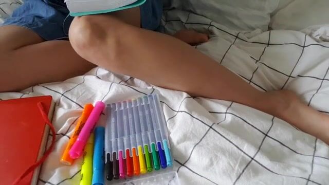 Schoolgirl stuffs her pussy full of pens