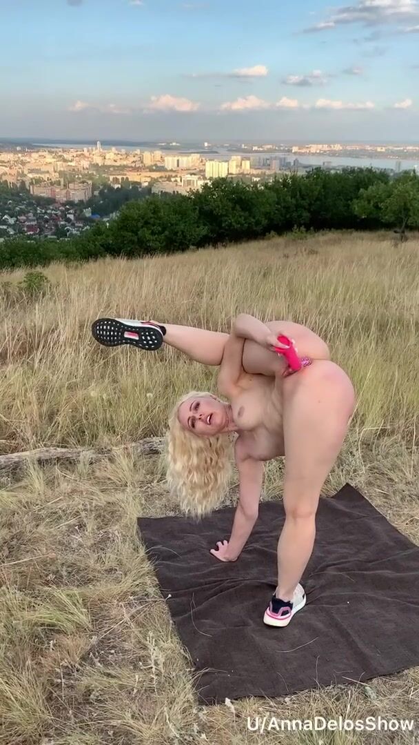 I love to masturbate overlooking the city and want to be fucked here